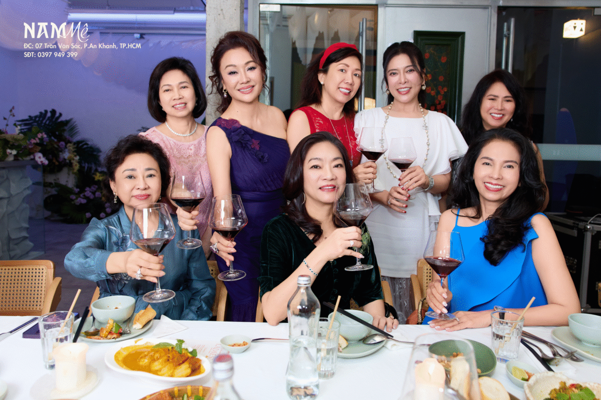 trang phục dự tiệc tất niên công ty